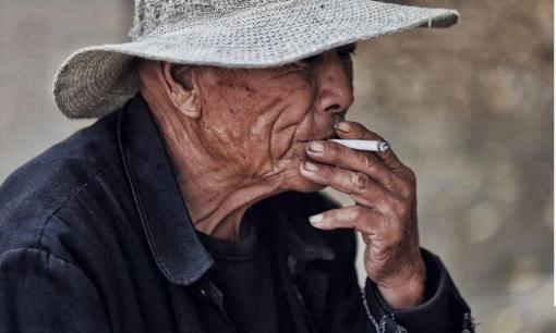 Một người đàn ông có thể hút bao nhiêu điếu thuốc một ngày? Bác sĩ nhắc nhở: Vẫn ổn nếu giữ trong phạm vi này