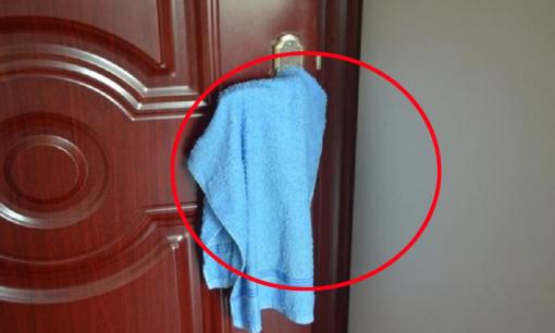 Đặt một chiếc khăn lên tay nắm cửa vào ban đêm, thói quen nhỏ nhưng mang lại lợi ích bất ngờ mà ít ai nghĩ tới