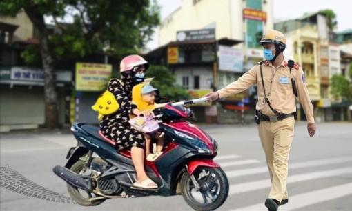 Theo quy định mới, cha mẹ đi xe máy chở con có thể bị phạt lên tới 10 triệu đồng nếu vi phạm lỗi này