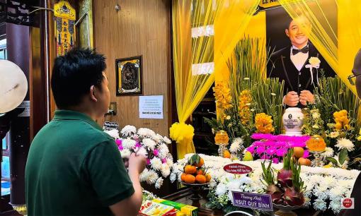 Xúc động khoảnh khắc Quang Lê hát trước di ảnh cố NSƯT Quý Bình