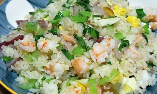 Nếu bạn không biết ăn gì, chỉ cần chiên một ít cơm thừa. Nó rất ngon và dễ làm. Trẻ em thích nó và cha mẹ cũng có thể làm dễ dàng