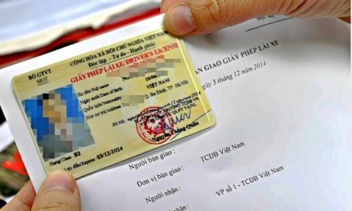 Khi nào người dân phải nộp giấy phép lái xe bản giấy?