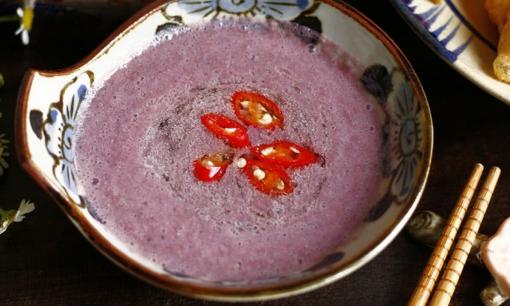 Tại sao mắm tôm lại sủi bọt sau khi vắt chanh vào?