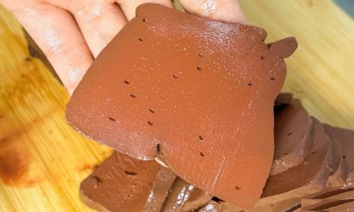 Khi mua tiết lợn: Loại nào tốt hơn, loại 'có lỗ khí' hay 'không có lỗ khí'? Hãy ghi nhớ 3 điểm này để tránh mua phải tiết lợn giả