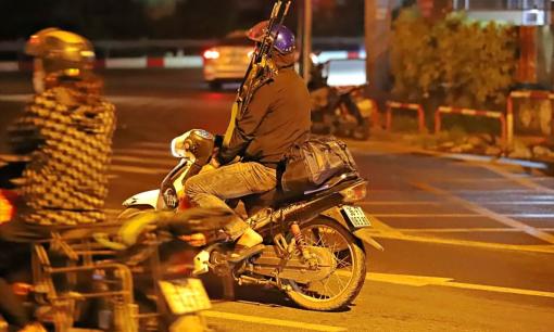 Cách vượt xe máy sau 10 giờ đêm khi không được bấm còi, vậy làm thế nào mới đúng?