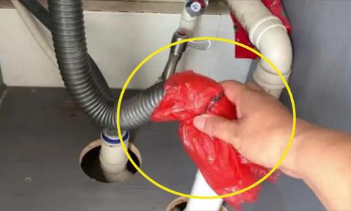 Không cần hóa chất, chỉ một chiếc túi nilon nhỏ cũng đủ làm cống thoát nước nhà tắm và bếp hết sạch mùi hôi khó chịu