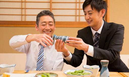 Có một loại người trên bàn rượu nhìn có vẻ tầm thường nhưng thực ra là cao thủ ẩn mình chờ thời