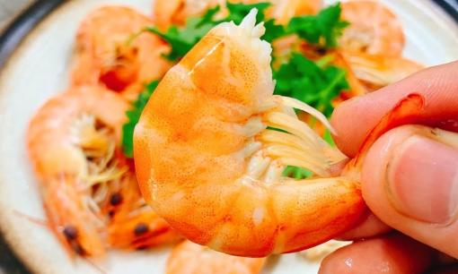 Khi luộc tôm, tránh cho tôm vào nồi nước đang sôi! Chủ nhà hàng: Hãy nhớ 3 điểm này để tôm luôn tươi, chắc ngọt, không có mùi tanh, lên màu đỏ au đẹp mắt