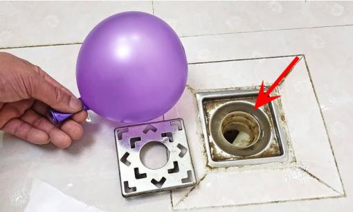 Mẹo cực thông minh giúp thoát nước sàn không bị bốc mùi chỉ với một quả bóng bay