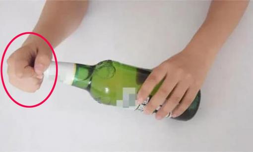 Tưởng khó nhưng mở nắp chai bia bằng một tay thực ra rất đơn giản, chỉ mất một giây, ai cũng làm được