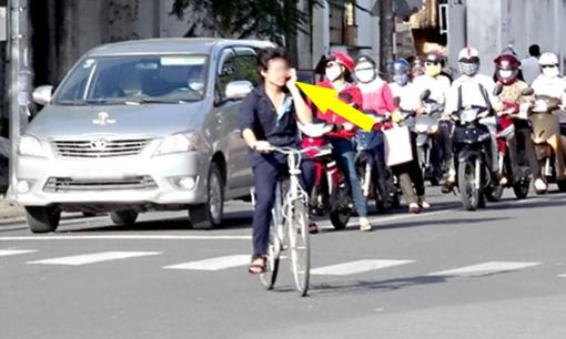 Mức phạt đối với người vừa đi xe đạp vừa nghe điện thoại là bao nhiêu tiền? Đừng chủ quan!
