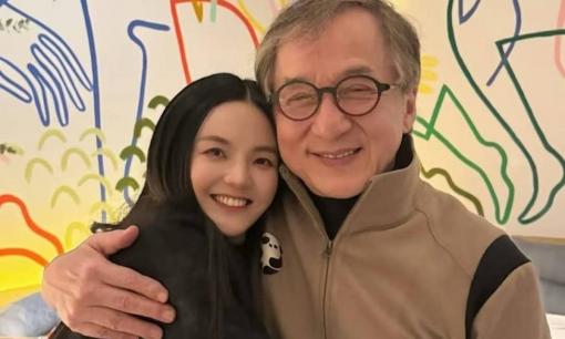 Tình hình hiện tại của Thành Long ở tuổi 71 đã được tiết lộ! Chụp ảnh thân thiết với nữ học trò xinh đẹp, cư dân mạng: 'Ông đối xử với cô còn tốt hơn cả con gái ruột'