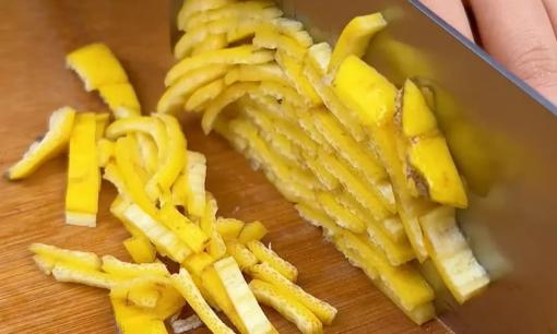 Vứt bỏ vỏ chuối cũng giống như “vứt bỏ tiền bạc”. Thật tuyệt vời khi cắt chúng thành từng miếng và đặt ở góc bếp. Nó vừa tiết kiệm vừa thiết thực