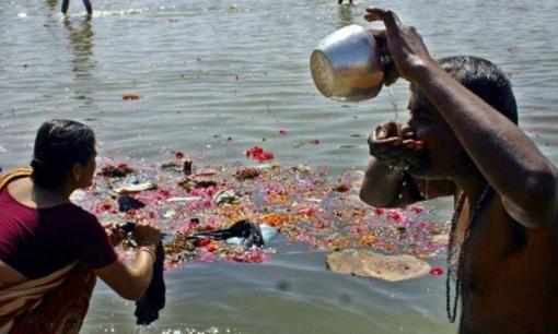 Người dân Ấn Độ vẫn dùng nước sông Hằng mỗi ngày dù ô nhiễm nặng mà không sao, khoa học đã tìm ra lời giải