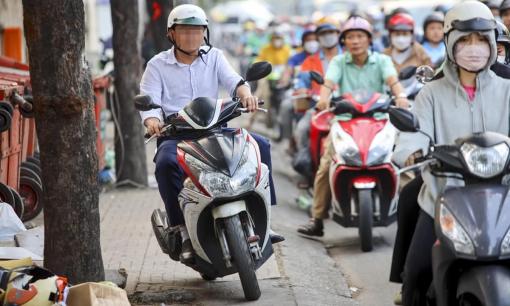 Kể từ bây giờ: Trường hợp nào đi xe máy lên vỉa hè không bị phạt 6 triệu đồng?