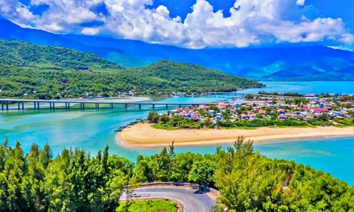 Vượt qua con đèo 'thiên hạ đệ nhất hùng quan' dài 20km, có một điểm đến được vinh danh trong top vịnh đẹp nhất thế giới, không khác gì tiên cảnh