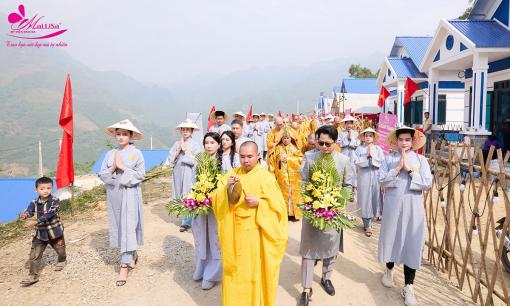 Giữa rừng già lạnh 12 độ, 50 nhà sư thắp nhang và tụng kinh suốt ba thời khóa lễ để “mời Thổ Địa an vị” cho 40 ngôi nhà tình nghĩa Khánh - Mailisa.