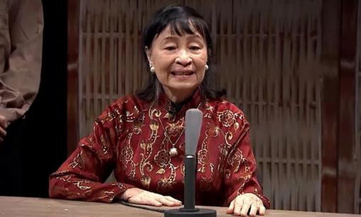 Xúc động khoảnh khắc 'Giọng đọc huyền thoại' - NSƯT Kim Cúc tái hiện lại bản tin chiến thắng ngày 30/4 lịch sử