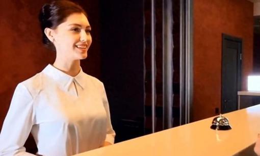 Lương lễ tân khách sạn 'rất bèo bọt', tại sao vẫn có nhiều cô gái xinh đẹp làm việc ở đó?