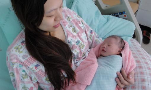 Tại sao phụ nữ nước ngoài không bao giờ ở cữ sau khi sinh con nhưng phụ nữ nước ta lại ở cữ phổ biến?