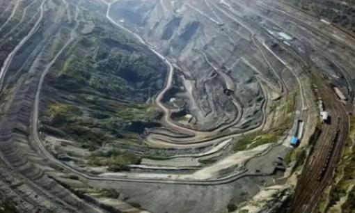 Mỏ than lộ thiên Việt Nam sâu và lớn nhất Đông Nam Á: Sâu 300m, xe nặng chục tấn mới đi xuống được