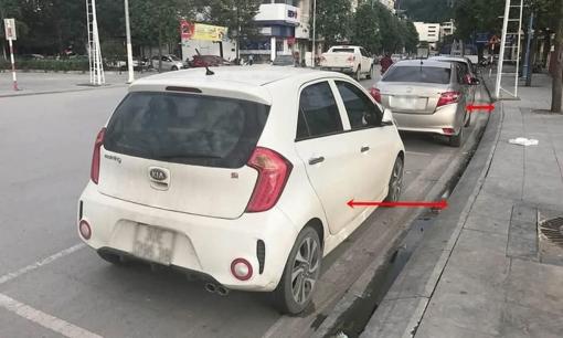 Cách đỗ bánh xe ô tô sát lề đường chuẩn xác tránh bị phạt lên tới 1 triệu đồng 