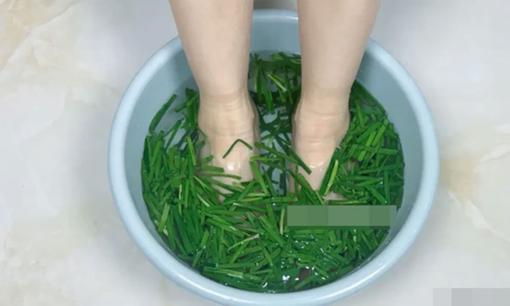 Rau hẹ băm nhỏ ngâm chân, không ngờ hiệu quả tuyệt vời, giải quyết được vấn đề nhiều người gặp phải