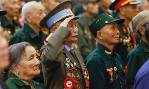 Dành hơn 834 tỷ đồng tặng quà dịp 30/4/2025: Những ai được nhận, mức quà là bao nhiêu?