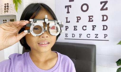 Con bạn có bị cận thị không? Phụ huynh đừng lo lắng! Một vài mẹo đơn giản giúp con bạn lấy lại thị lực rõ ràng