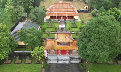 Tại sao lăng mộ ông vua đầu tiên nhà Nguyễn lại đặt ở xa kinh thành Huế nhất?