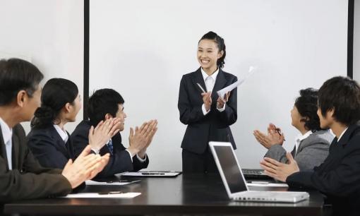 Bạn được thăng chức và cần phải phát biểu trên sân khấu, đừng nói 'cảm ơn sếp', dưới đây là 6 cách ứng xử cao tay giúp bạn ghi điểm tuyệt đối