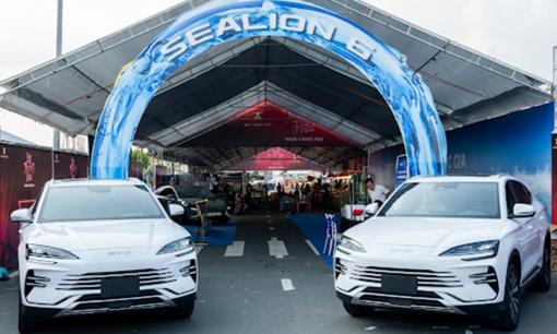 Hồ Quang Hiếu khuấy động sự kiện ra mắt BYD Sealion 6 tại BYD An Giang 