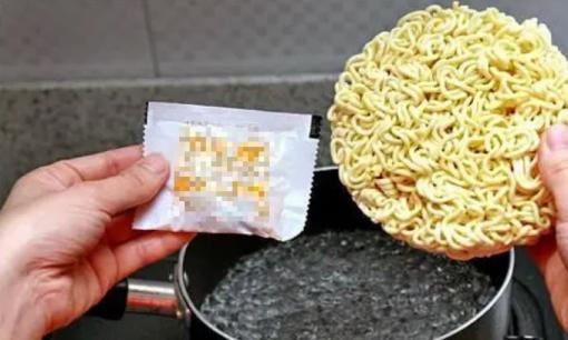 Khi nấu mì ăn liền, bạn nên cho 'gói gia vị' hay mì vào trước? Nhiều người mắc lỗi này, chẳng trách nó lại nhiều dầu và có vị khó ăn