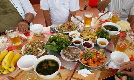 Đang ăn cỗ người đàn ông bất ngờ phải đi cấp cứu, lý do nhiều người gặp phải nhưng chủ quan