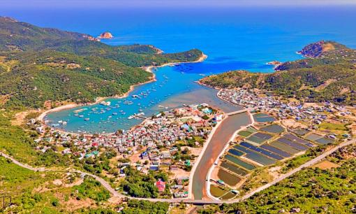 'Địa Trung Hải' của Việt Nam đẹp không thua gì quốc tế, có 'thác nước trên biển' lung linh kỳ vĩ, mọi người vào hè đổ xô đến đó