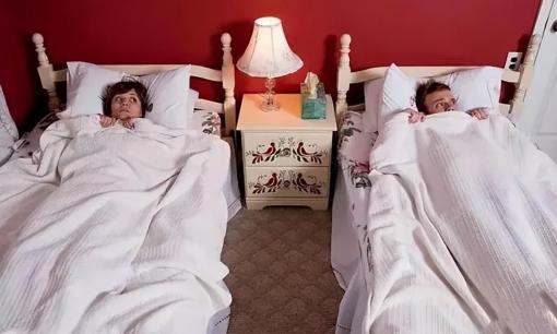 Đối với những cặp vợ chồng trung niên ngủ riêng giường trong thời gian dài, có 3 cái kết khó tránh, đừng xem thường!