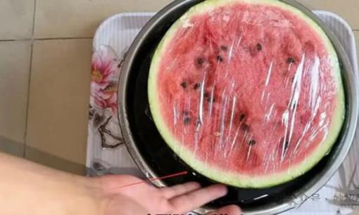 Mẹo giữ dưa hấu tươi lâu từ một nông dân trồng dưa giúp bạn bảo quản dưa ăn dở mà vẫn giữ được độ ngọt và giòn suốt cả tuần