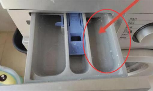 Đã bao giờ bạn thắc mắc tại sao quần áo giặt mãi không sạch? Hôm nay tôi mới biết cách dùng hộp giặt đúng cách trên máy giặt