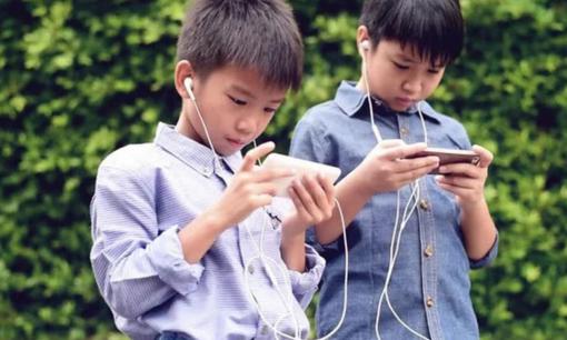 Chuyên gia cảnh báo: Cha mẹ đừng cho con dùng điện thoại trước độ tuổi này nếu không muốn trẻ chìm trong căng thẳng
