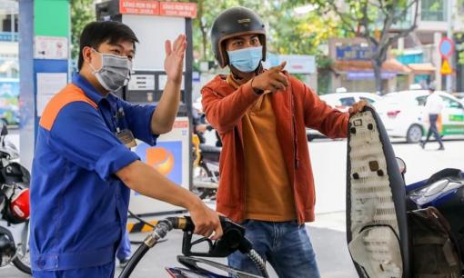 Tại sao tài xế mới thường đổ xăng vào buổi sáng và tối, trong khi tài xế có kinh nghiệm lại đi vào buổi trưa? Nhân viên cây xăng: Thật thông minh!