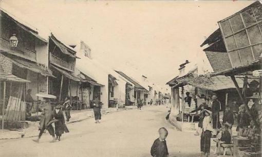 Đây là tỉnh có đô thị cổ thứ hai chỉ sau Hà Nội, lịch sử xây dựng trước cả Phố Hiến và Hội An, từng nhiều lần nhập, tách 