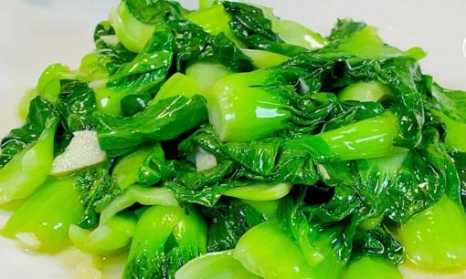 Xào rau cứ tiện tay đổ ngay vào chảo, bảo sao rau thâm đen, mềm nhũn, muốn rau xanh giòn ngọt hãy làm theo cách này