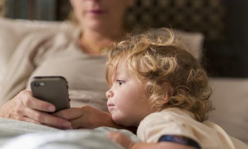 'Mẹ ơi, con muốn chơi điện thoại', mỗi câu trả lời quyết định số phận khác nhau cho con, mẹ trả lời đúng con cái sẽ được hưởng lợi cả đời 