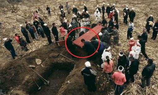 Tại sao người ta lại đóng đinh vào nắp quan tài khi chôn cất người chết? Có phải là vì sợ người chết thoát ra ngoài?