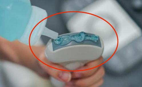 Chất lỏng dính và mát được bôi lên cơ thể trước khi siêu âm là gì? Nó có gây hại cho cơ thể không?