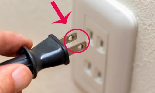 Lỗ tròn nhỏ trên phích cắm dùng để làm gì? Hóa ra nó rất hữu ích, đúng là một thiết kế tuyệt vời