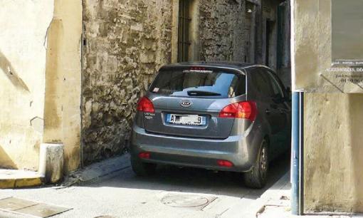 Lùi xe ô tô trong hẻm ra ngã tư có vi phạm pháp luật không?