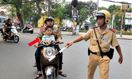 Theo Nghị định 168: Cha mẹ đi xe máy chở con có thể bị phạt lên tới 10 triệu đồng nếu vi phạm lỗi này, rất nhiều phụ huynh mắc phải
