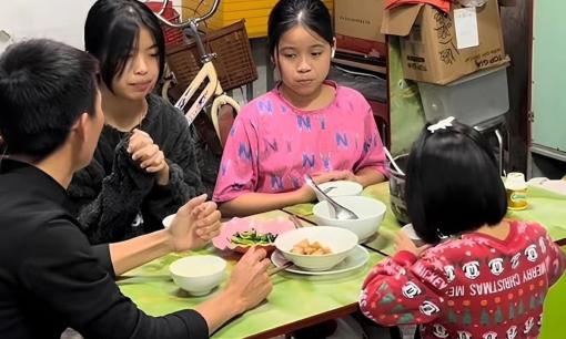 Bậc thầy nghi lễ hàng đầu thế giới: 'Chỉ cần nhìn điểm này trên bàn ăn là biết hoàn cảnh sống và nền tảng giáo dục của 1 người', đó là điểm nào?