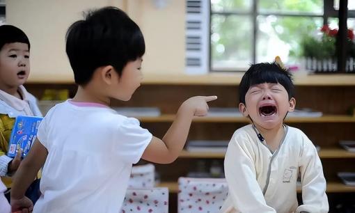 Khi con bị bắt nạt, cha mẹ thông minh không đối đầu gay gắt cũng không nhẫn nhịn, áp dụng ngay '3 bước hóa giải xung đột' vô cùng thực tế